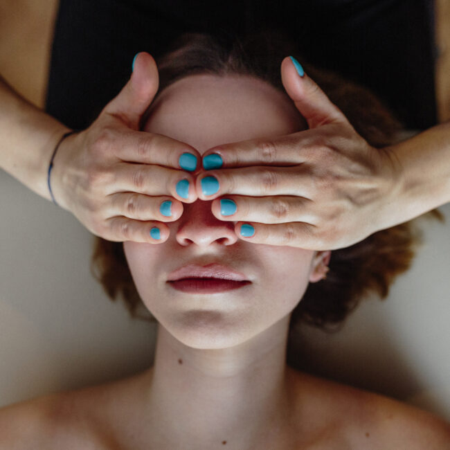 Masaż liftingujący twarzy