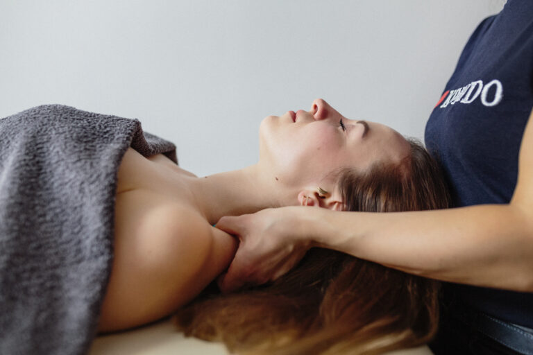 Masaż i rozluźnianie barków