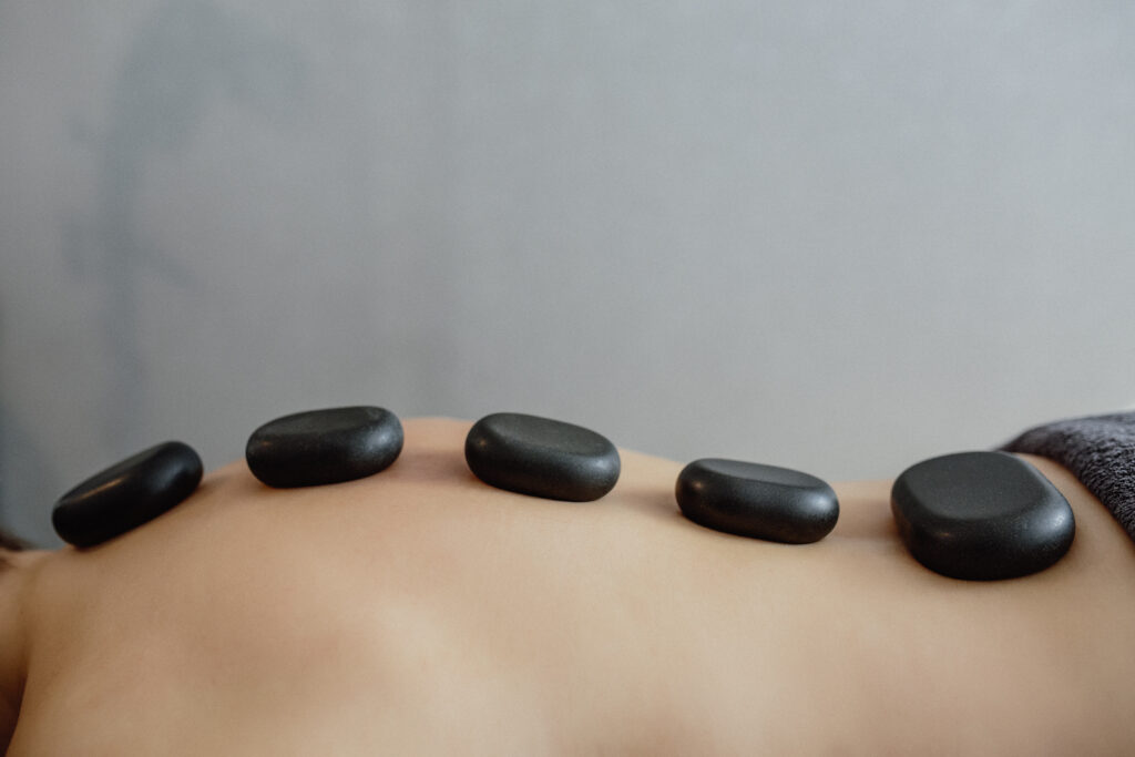 Masaż pleców gorącymi kamieniami